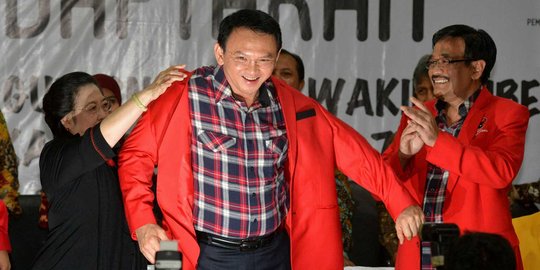 Momen Megawati saat pakaikan jas merah ke Ahok usai daftar ke KPU
