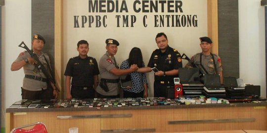 Pulang dari Malaysia, wanita ini selundupkan ratusan HP bekas
