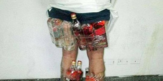 coba selundupkan 14 botol miras di celana dalamnya rev2