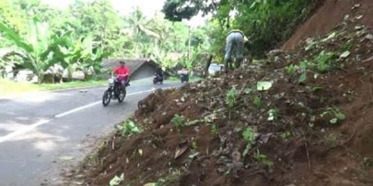 Jalur balap sepeda PON XIX di Purwakarta & Subang tertimbun longsor