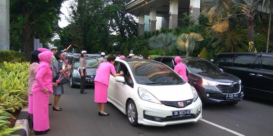 HUT ke-61, Bhayangkari dan Bhayangkari bagi-bagi bunga ke pengendara