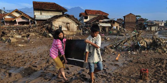 Duka korban banjir bandang Garut mengais sisa harta benda