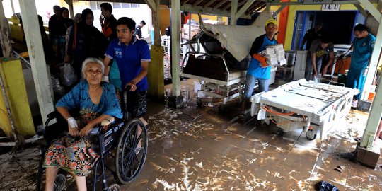 Semangat relawan gotong-royong bersihkan lumpur di RSUD Garut