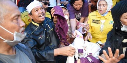 Bupati Dedi bagikan pakaian dalam untuk pengungsi banjir Garut