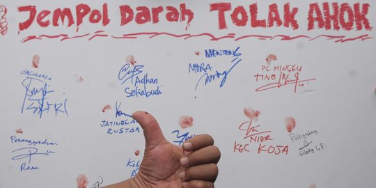 Aksi tolak Ahok lewat cap jempol darah