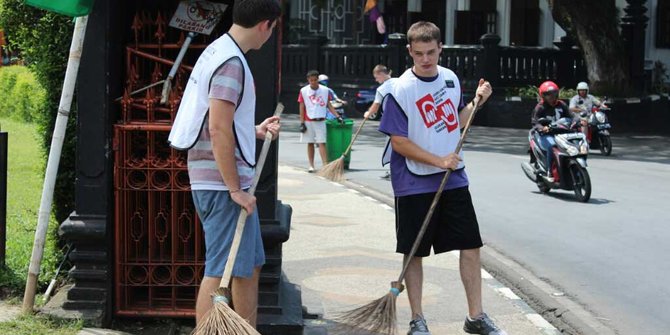 Demi jaga kebersihan, wali kota di Italia jadi 'tukang sapu jalan'