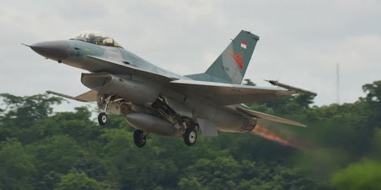 5 Jet tempur F-16 hibah dari AS untuk TNI AU tiba di Indonesia