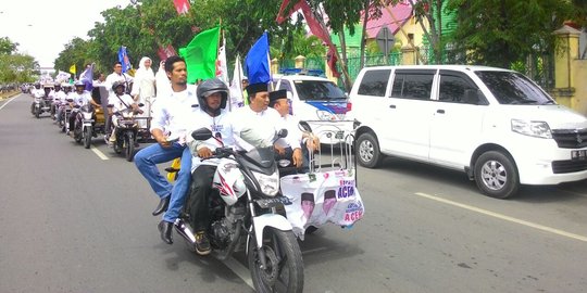 Daftar Pilkada, Tarmizi Karim-Machsalmina diantar becak motor