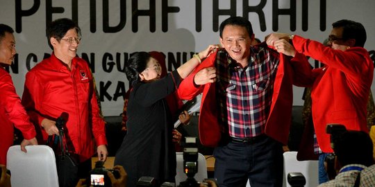 Megawati pakaikan jas merah ke Ahok, Golkar marah sebut PDIP egois