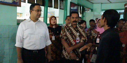 Berwajah muram, Anies Baswedan tinggalkan rumah Prabowo