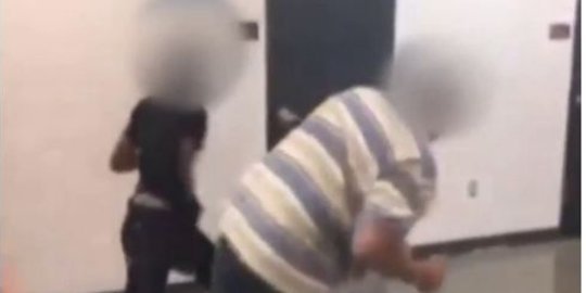 Telat masuk kelas, guru ini mengamuk hajar murid hingga bonyok