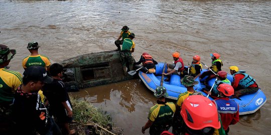 Aksi Kostrad dan relawan bahu-membahu cari korban banjir Garut