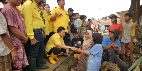 Setya Novanto kunjungi korban banjir bandang di Garut