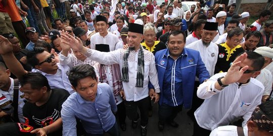 Jadi perhatian warga di KPU Bekasi, Ahmad Dhani langsung konser