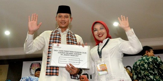 Senyum Agus-Sylviana saat daftar jadi Cagub-Cawagub DKI Jakarta