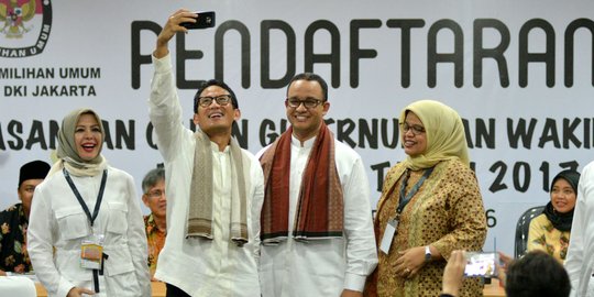 Gaya selfie Anies-Sandiaga usai daftar jadi Cagub-Cawagub DKI