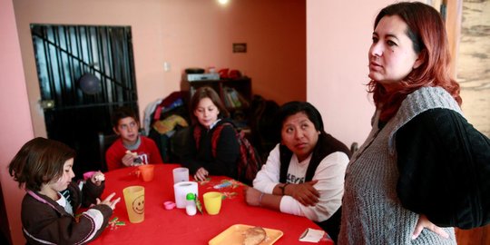 Kisah pasangan lesbian di Bolivia hidup bahagia bersama anak angkat