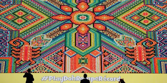 Rekor, seni mozaik terbesar dari ribuan kaleng Play-Doh
