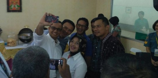 Wefie seru Cagub-Cawagub DKI jelang pemeriksaan kesehatan