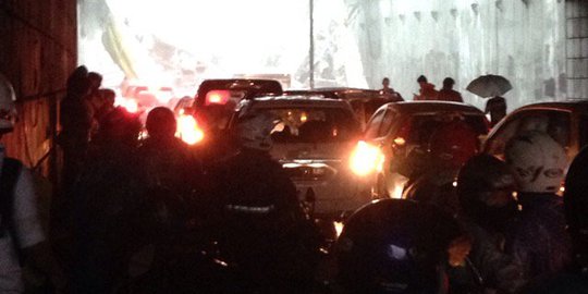 Hujan deras, JPO di Pasar Minggu tiba-tiba roboh