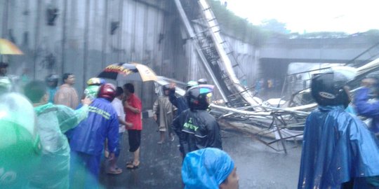 JPO Pasar Minggu roboh, 6 orang luka-luka tertimpa
