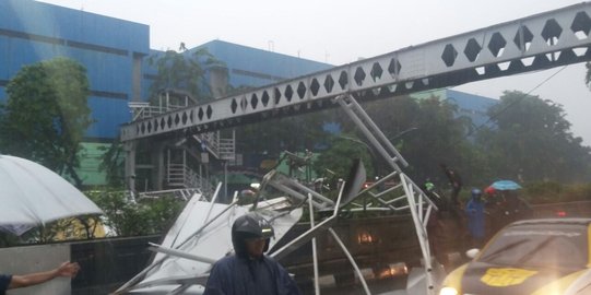 JPO Pasar Minggu ambruk, lalu lintas dialihkan