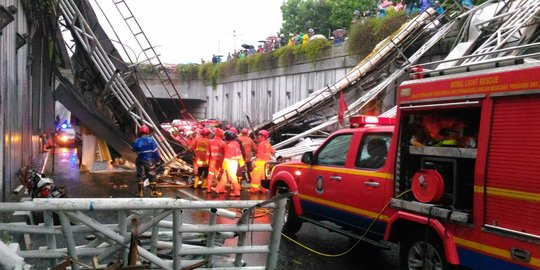 JPO di Pasar Minggu roboh, sopir dan 2 penumpang APV sempat terjebak