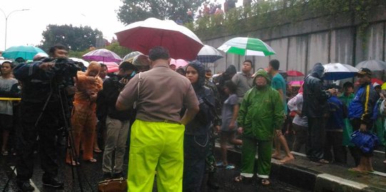 Banyak warga menonton, proses evakuasi JPO roboh terganggu