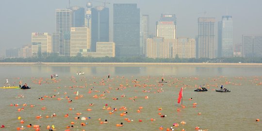 Keseruan festival berenang menyeberangi Sungai Qiantang