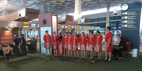 Alunan merdu regu paduan suara hibur penumpang di Terminal 3