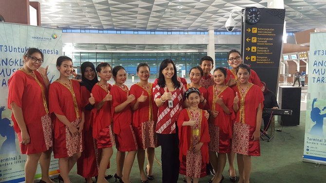 paduan suara hibur penumpang bandara