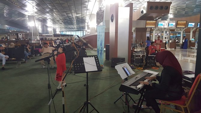 paduan suara hibur penumpang bandara