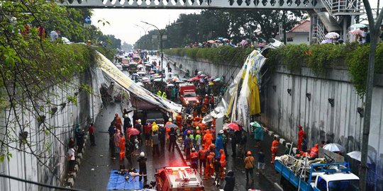 Upaya puluhan petugas evakuasi JPO roboh di Pasar Minggu