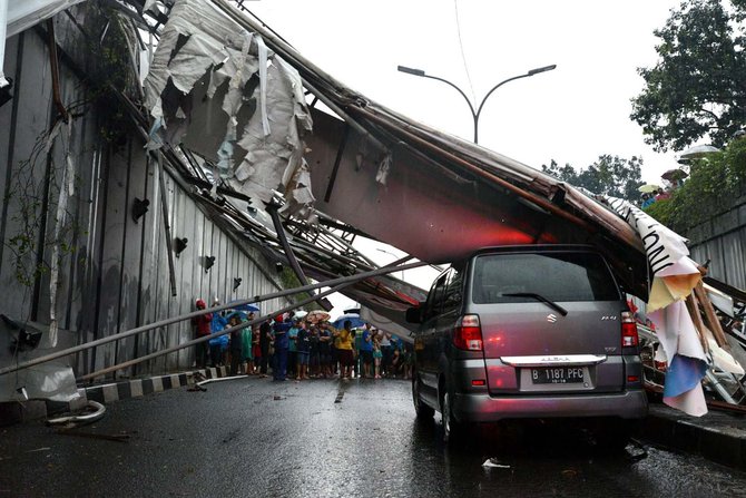 jpo di pasar minggu roboh