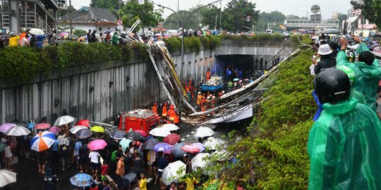 Evakuasi JPO roboh di Pasar Minggu jadi tontonan warga