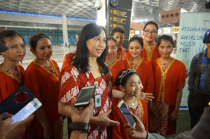 pt angkasa pura ii gelar pertunjukan seni di terminal 3