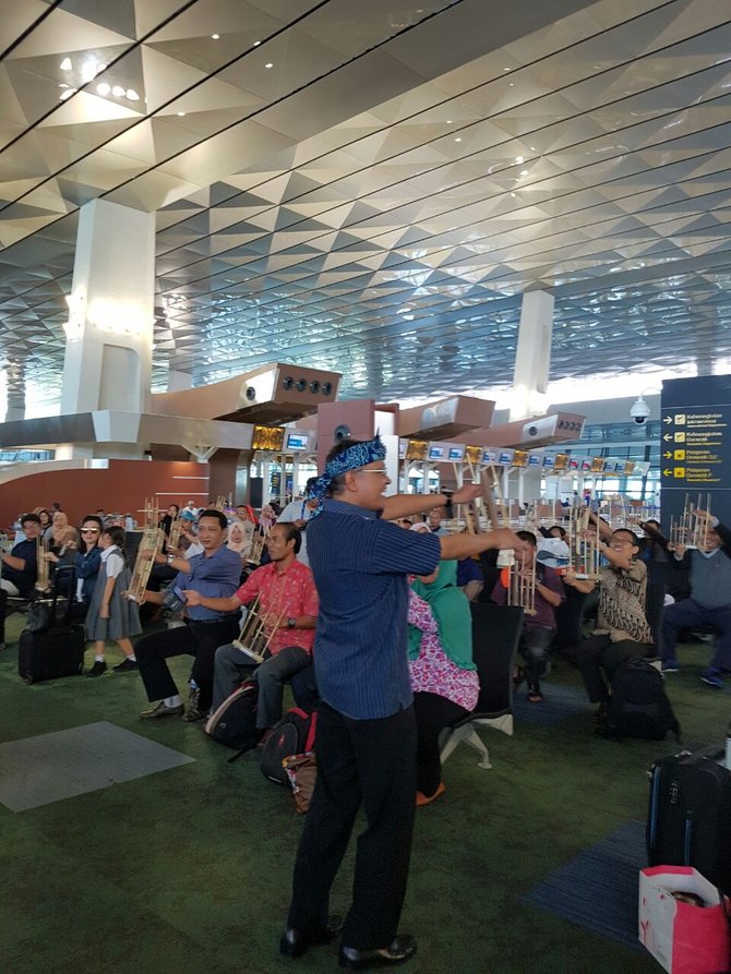 pt angkasa pura ii gelar pertunjukan seni di terminal 3