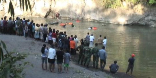 Main di pinggir kali dengan arus deras, bocah 3 tahun hilang