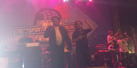 Sosialisasi berlalu lintas, Rano Karno duet dengan Band Reggae