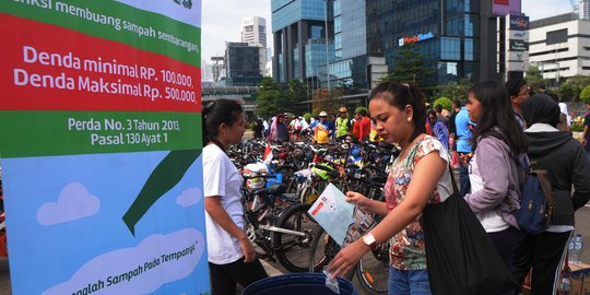 Aksi tangkap tangan buang sampah sembarangan di Bundaran HI