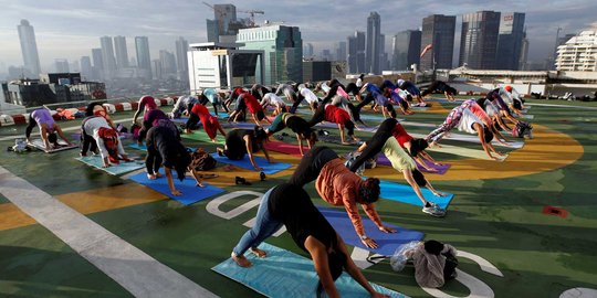 Yoga di ketinggian bangunan pencakar langit Jakarta