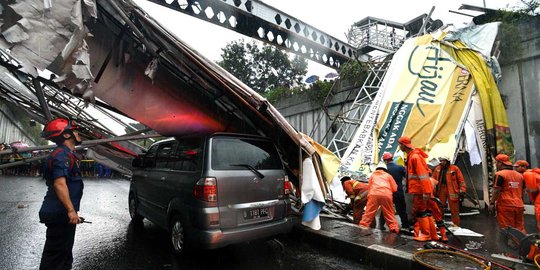 Warga trauma gunakan JPO pasca ambruknya jembatan di Pasar Minggu