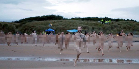 Ratusan orang Inggris nekat telanjang buat amal