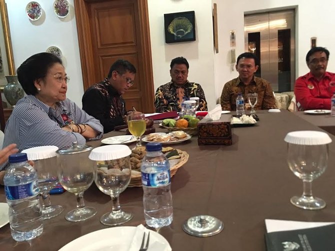 ahok dan djarot hadiri pleno pdip di rumah megawati