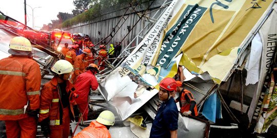 JPO Pasar Minggu roboh, salah siapa?