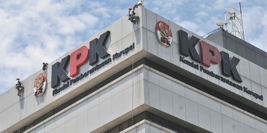 Tiba di KPK, Jaksa Farizal bungkam dan tundukkan wajah