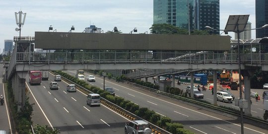 Tak hanya di Pasar Minggu, banyak reklame di JPO langgar aturan
