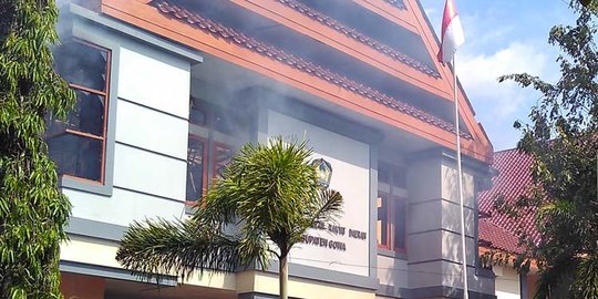 Gedung DPRD Gowa dibakar, 3 orang dievakuasi lewat jendela lantai 2