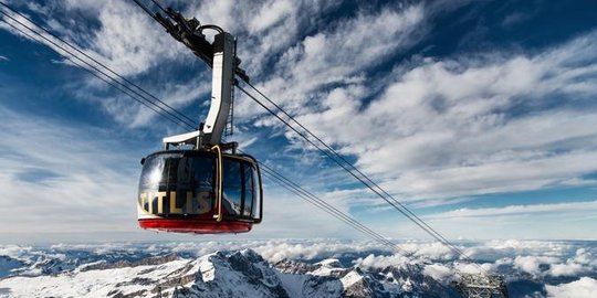 Menikmati keindahan salju abadi dari Gunung Titlis