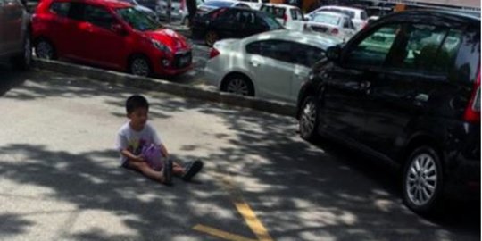 Demi dapat tempat parkir, ibu ini suruh anaknya lesehan di parkiran